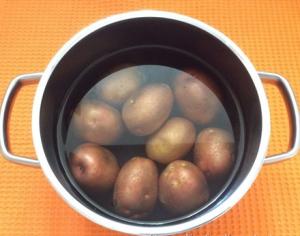 Молодая картошка с чесноком и укропом: способы приготовления Картофель печеный с чесноком